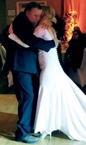 Dad dances on prosthetic with daughter at wedding.